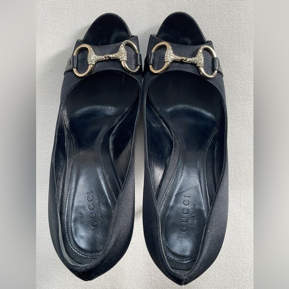 Gucci high-heeled shoes with horseshoe buckle on front. 
Black size 8.5. - Picture 10 of 10